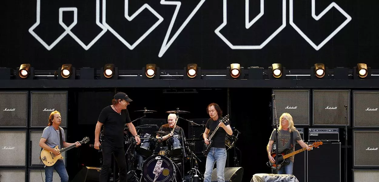 Integrantes da banda AC/DC -- Stevie Young, Brian Johnson, Chris Slade, Angus Young e Cliff Williams -- se apresentam durante ensaio no Stadium Australia, em Sydney
