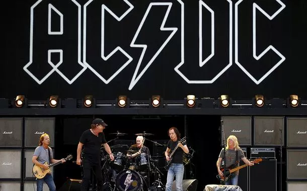 Integrantes da banda AC/DC -- Stevie Young, Brian Johnson, Chris Slade, Angus Young e Cliff Williams -- se apresentam durante ensaio no Stadium Australia, em Sydney
