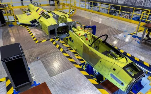 FAB recebe caça Gripen da Embraer em marco militar histórico para o Brasil