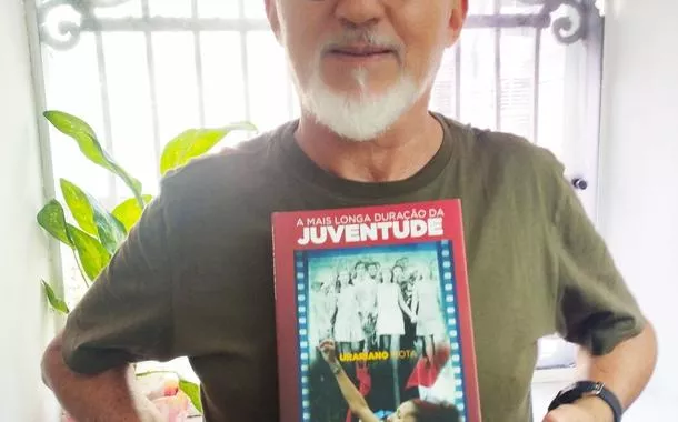 Wilson Albuquerque com o livro  “A mais longa duração da juventude”