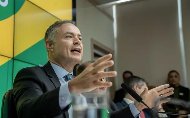 Renan enquadra Tarcísio: 'usava o boné MAGA e agora não baixa o ICMS'