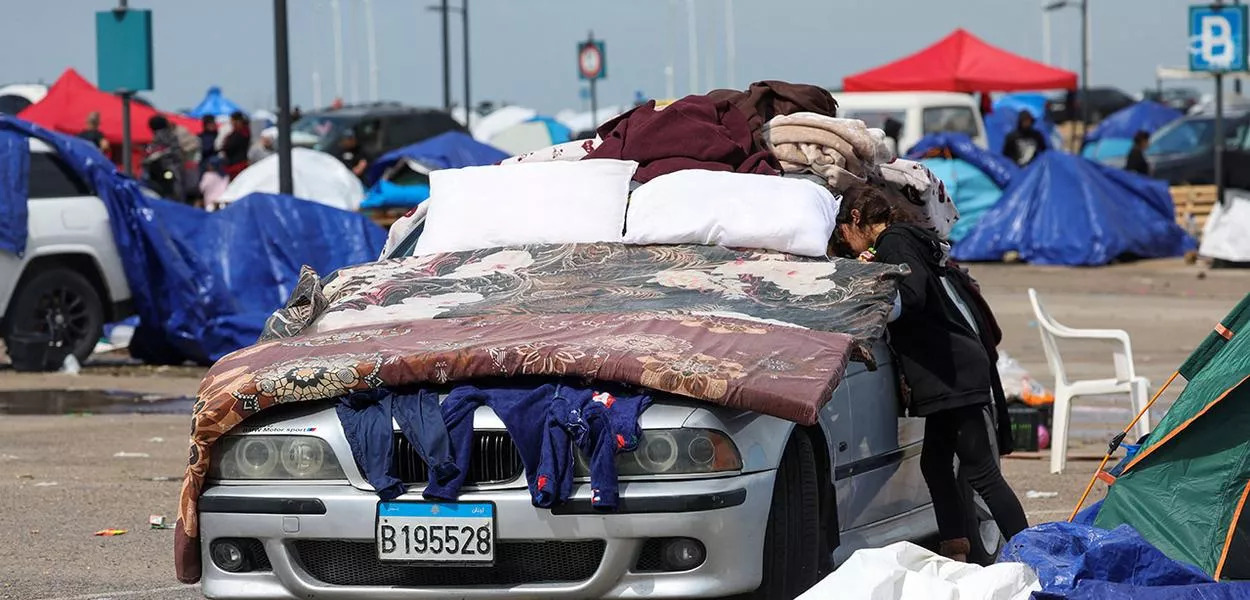 Deslocados buscam abrigo após escalada de violência entre Hezbollah e Israel em Beirute
 