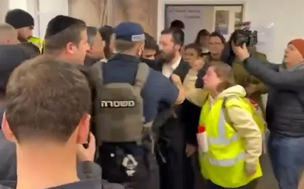 'Judeu-nazista. Você é o responsável pelas mortes!', diz moradora ao repreender ministro israelense