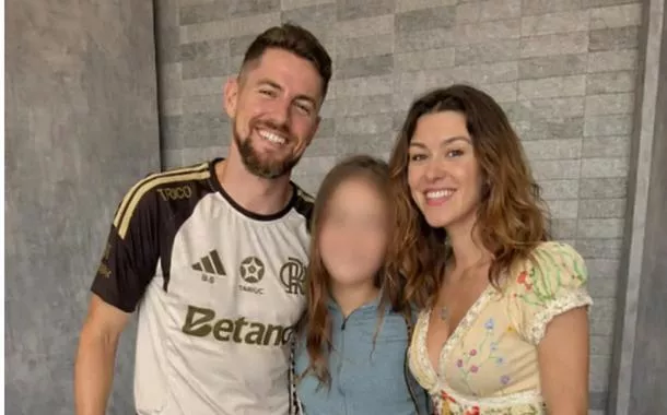 Catherine Harding, mulher de Jorginho, do Flamengo, rebateu a versão de Chappell Roan sobre o episódio envolvendo um segurança e sua filha