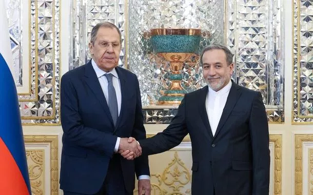 O ministro das Relações Exteriores da Rússia, Sergei Lavrov, cumprimenta o ministro das Relações Exteriores do Irã, Abbas Araghchi, durante uma reunião em Teerã, Irã, em 25 de fevereiro de 2025