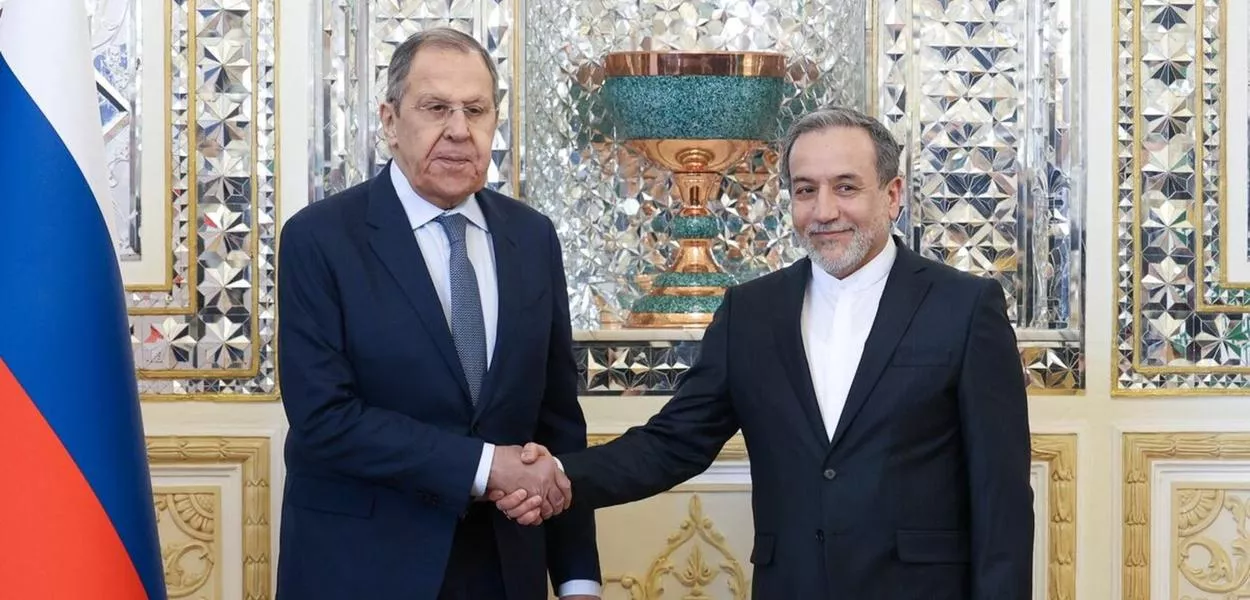 O ministro das Relações Exteriores da Rússia, Sergei Lavrov, cumprimenta o ministro das Relações Exteriores do Irã, Abbas Araghchi, durante uma reunião em Teerã, Irã, em 25 de fevereiro de 2025