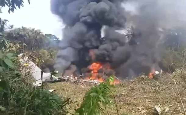 Avião militar cai na Colômbia durante decolagem (vídeos)