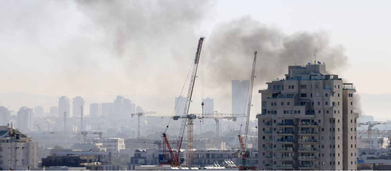 Irã intensifica ataques a Israel enquanto Trump ameaça infraestrutura iraniana