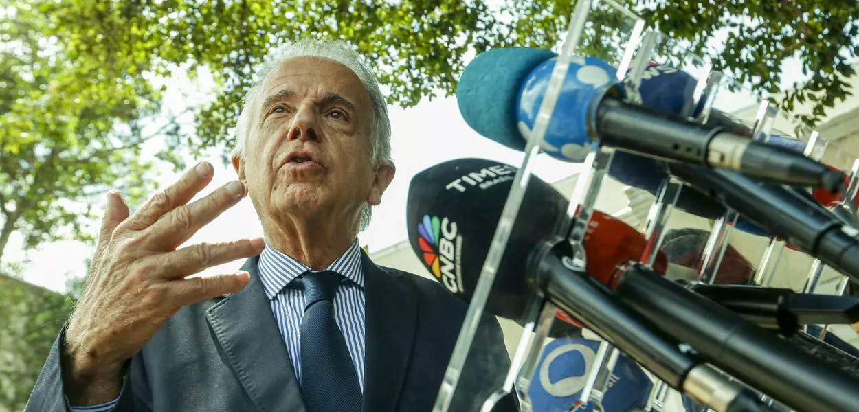 São Paulo (SP), 17/12/2024 - .Ministro da Defesa José Mucio concede entrevista a imprensa na frente da casa do presidente Lula Pinheiros. Foto: Paulo Pinto/Agência Brasil