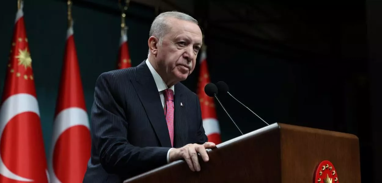 O presidente da Turquia, Tayyip Erdogan, fala após uma reunião do gabinete em Ancara, Turquia, em 9 de março de 2026