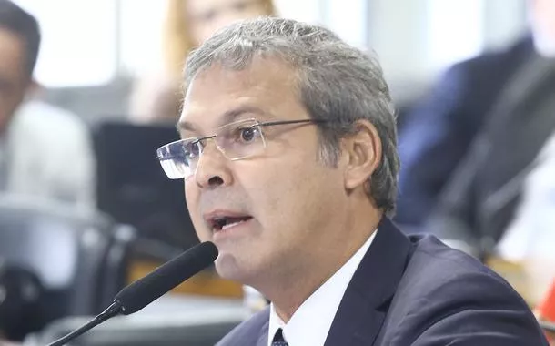 Lindbergh faz críticas a Cláudio Castro e cita acusações contra o governador, condenado pelo TSE