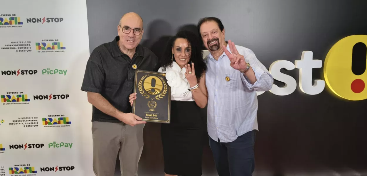 Leonardo Attuch, Dhayane Santos e Florestan Fernandes Jr. celebram o tri no iBest