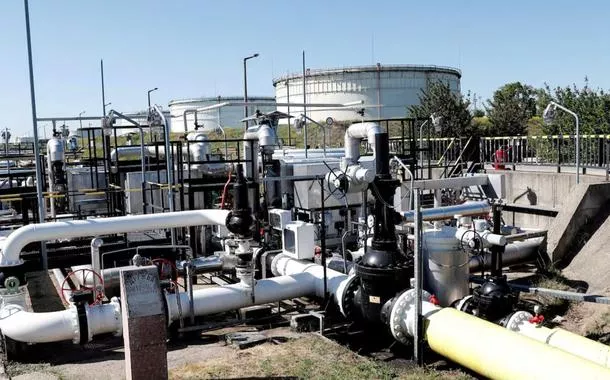 O oleoduto Druzhba entre a Hungria e a Rússia é visto na Refinaria Danúbio do Grupo MOL húngaro, em Százhalombatta, Hungria, em 18 de maio de 2022