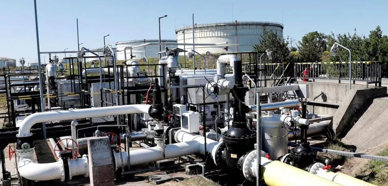 O oleoduto Druzhba entre a Hungria e a Rússia é visto na Refinaria Danúbio do Grupo MOL húngaro, em Százhalombatta, Hungria, em 18 de maio de 2022