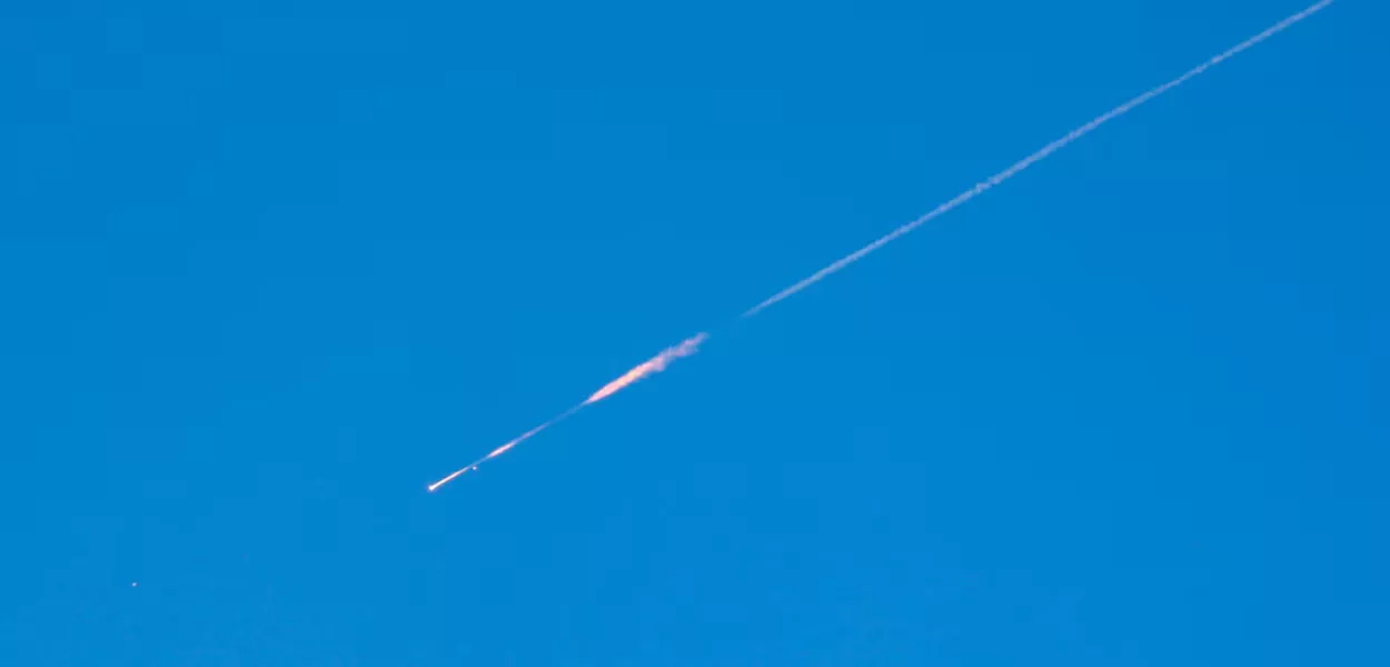 Um projétil lançado do Irã segue em direção a Israel, em meio ao conflito entre Estados Unidos e Israel contra o Irã, visto de Ramala, na Cisjordânia ocupada por Israel