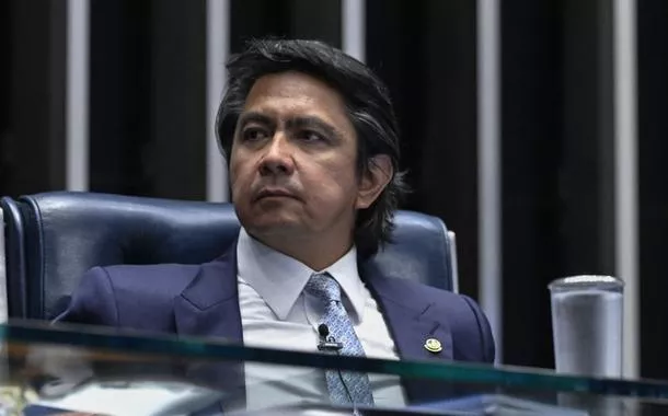 Senador é flagrado dirigindo carro sem placas e com luz irregular em São Paulo