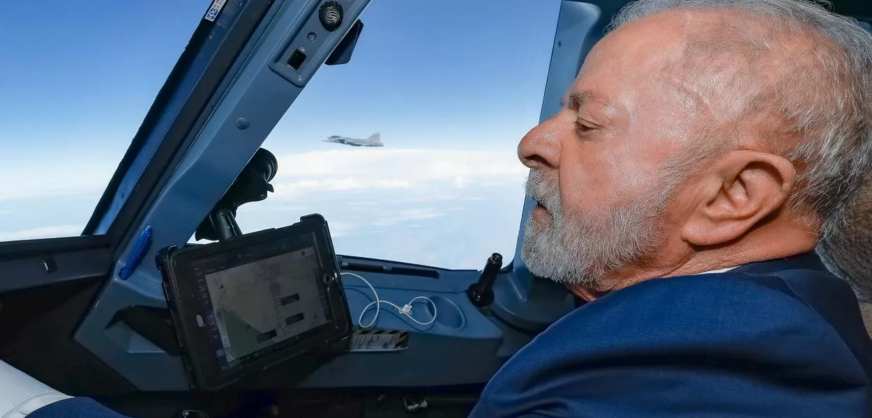 Lula escoltado por Caça F-39 E Gripen
