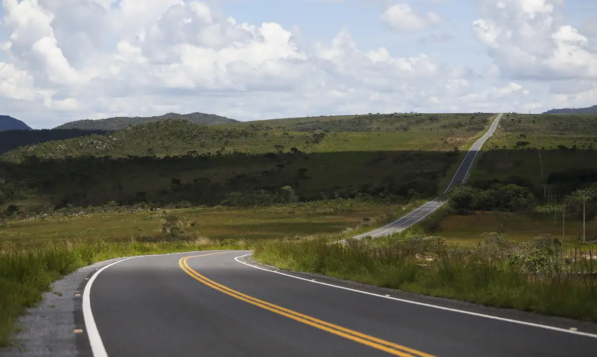 Leilão de rodovias em MG deve atrair forte disputa entre grandes empresas do setor, aponta XP