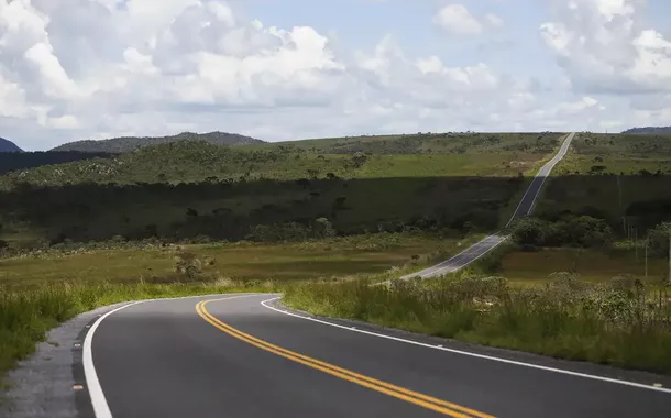 Leilão de rodovias em MG deve atrair forte disputa entre grandes empresas do setor, aponta XP