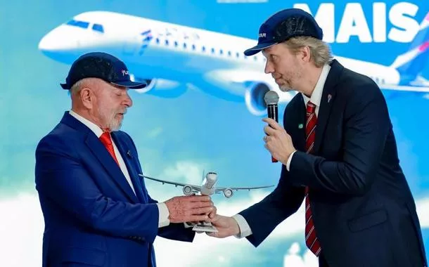 Latam avalia ampliar compra de mais aviões da Embraer em 2026