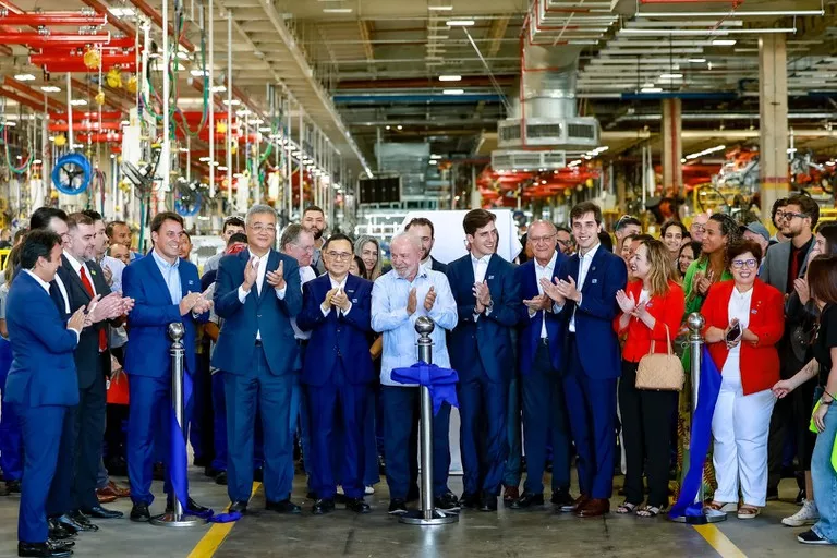 Lula volta ao chão de fábrica em nova indústria automobilística em parceria Brasil-China