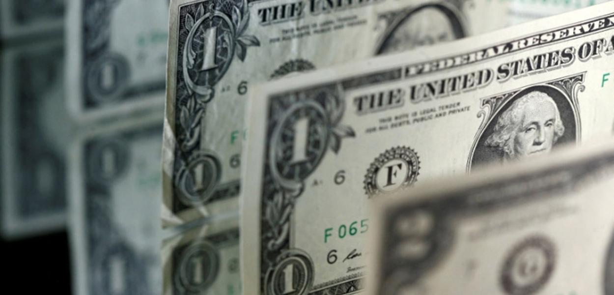 Dólar fecha estável com esperança de reabertura do Estreito de Ormuz