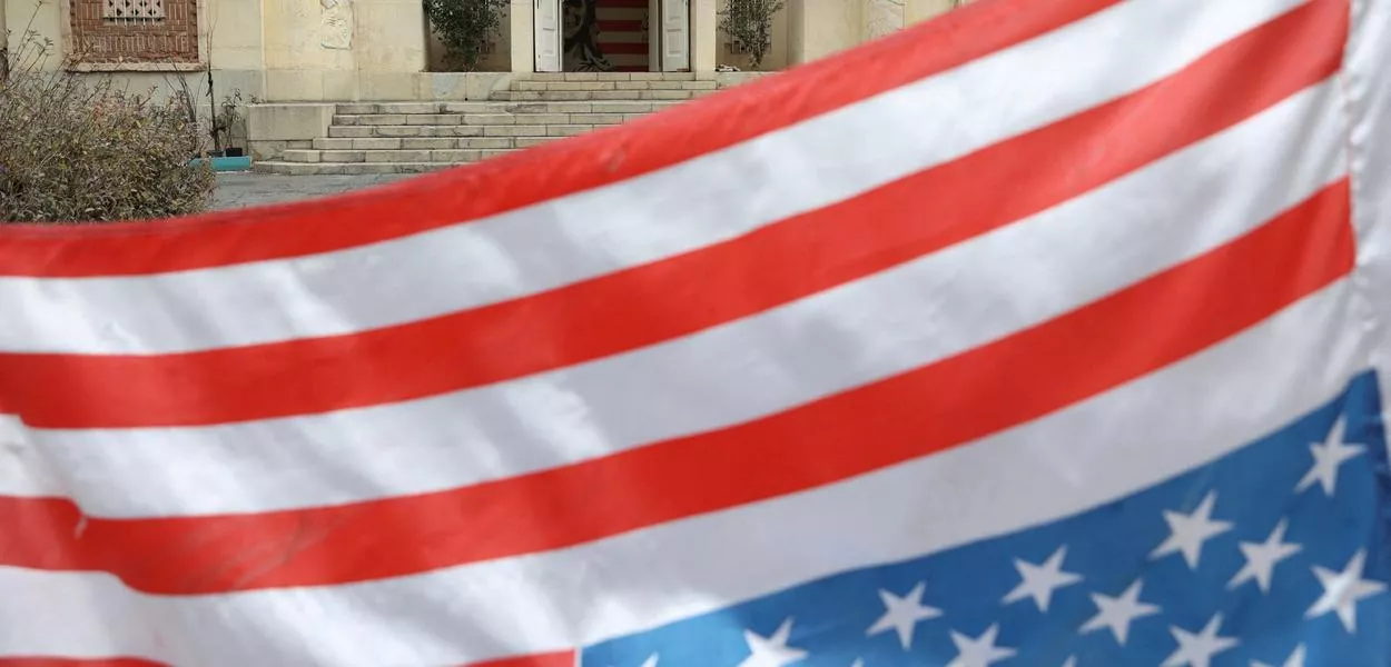 Uma bandeira dos EUA de cabeça para baixo tremula na antiga Embaixada dos Estados Unidos em Teerã, Irã
5 de fevereiro de 2026
Majid Asgaripour/WANA via REUTERS