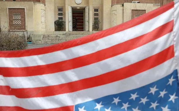 Uma bandeira dos EUA de cabeça para baixo tremula na antiga Embaixada dos Estados Unidos em Teerã, Irã
5 de fevereiro de 2026
Majid Asgaripour/WANA via REUTERS