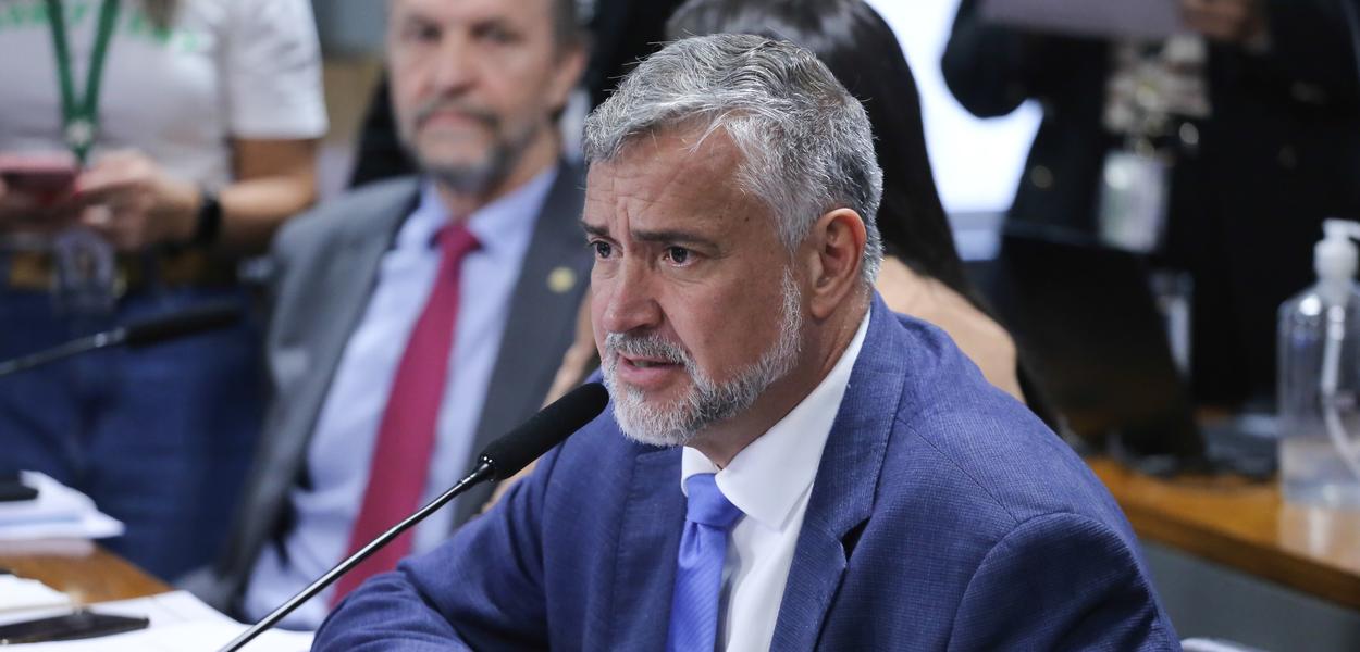 Pimenta exige tornozeleira eletrônica para Flávio Bolsonaro após pedido de milhões para Vorcaro (vídeo)