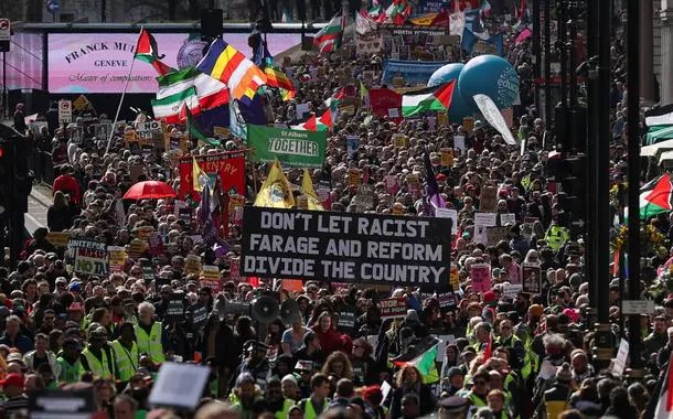 Manifestantes marcham em Londres para protestar contra a ascensão da direita política