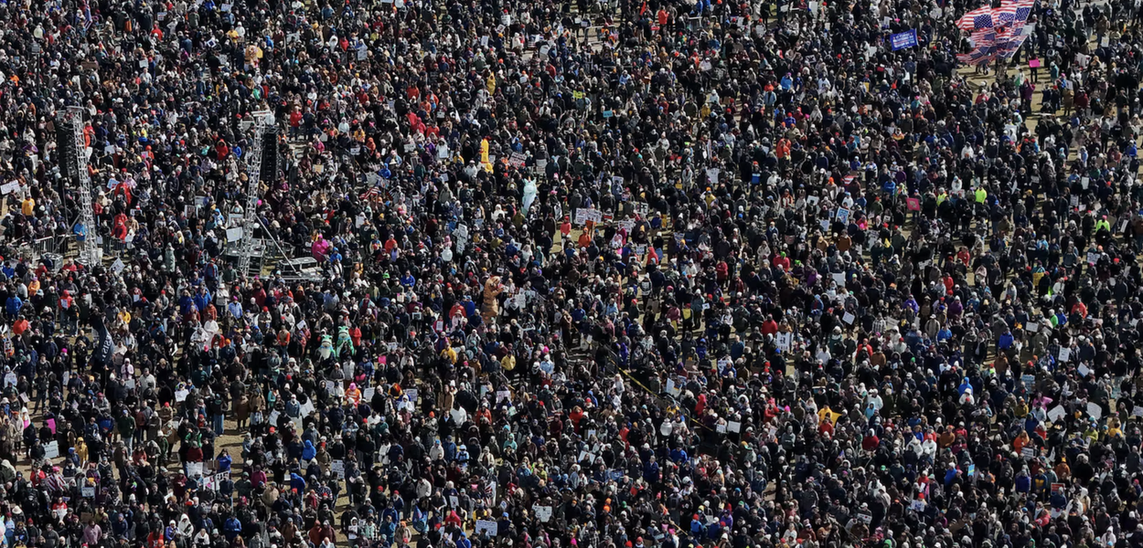 Entenda o que diz a 25ª Emenda da Constituição dos EUA e como ela pode ser usada para afastar Trump, o “rei louco”