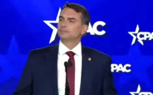 Flávio Bolsonaro oferece o Brasil de bandeja aos EUA em conferência da extrema-direita