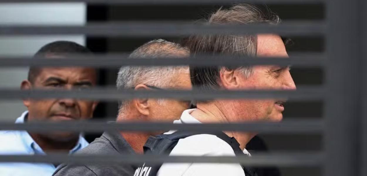 Bolsonaro está apto para cirurgia no ombro, diz defesa