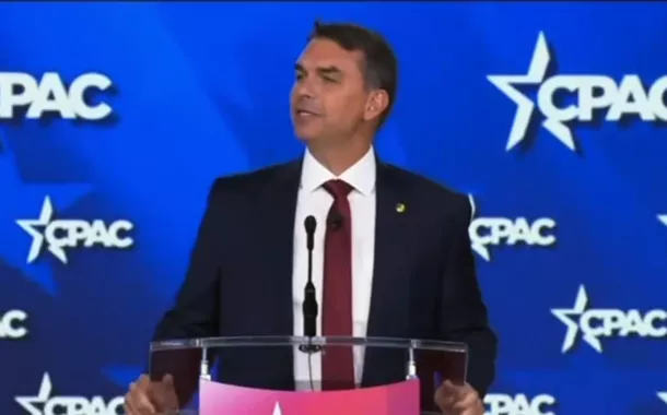 Flávio Bolsonaro é criticado por oferecer riquezas do Brasil aos Estados Unidos