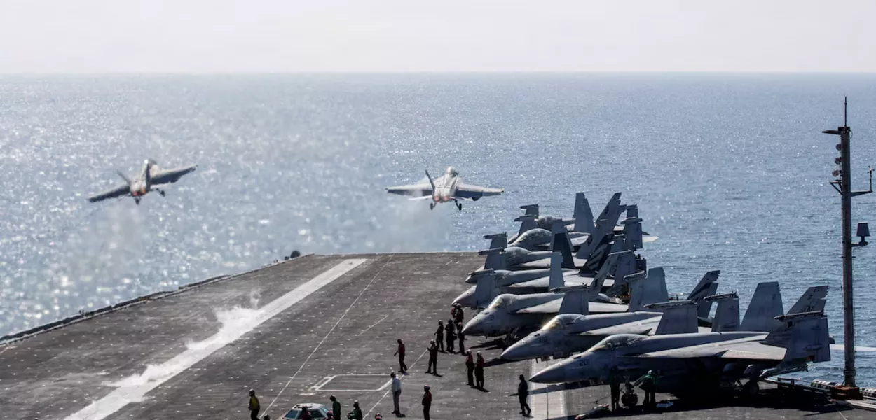 Dois F/A-18 Super Hornets decolam do convés de voo do porta-aviões da Marinha dos EUA