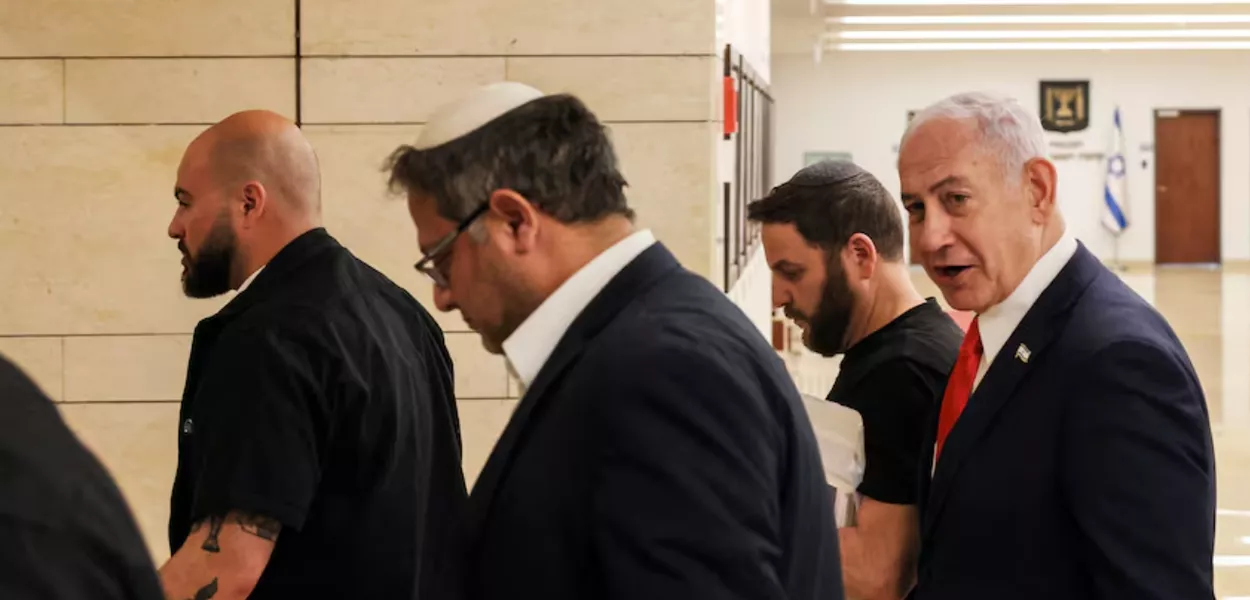 O primeiro-ministro israelense, Benjamin Netanyahu, e o ministro da Segurança Nacional, Itamar Ben-Gvir, caminham juntos dentro do Knesset, em Jerusalém, em 27 de março de 2025. 