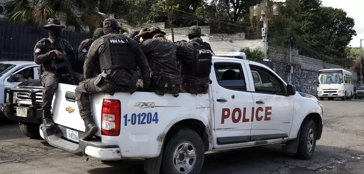 Forças de segurança haitianas patrulham gabinete do primeiro-ministro e  sede do Conselho Presidencial de Transição (CPT) em Porto Príncipe, Haiti 
