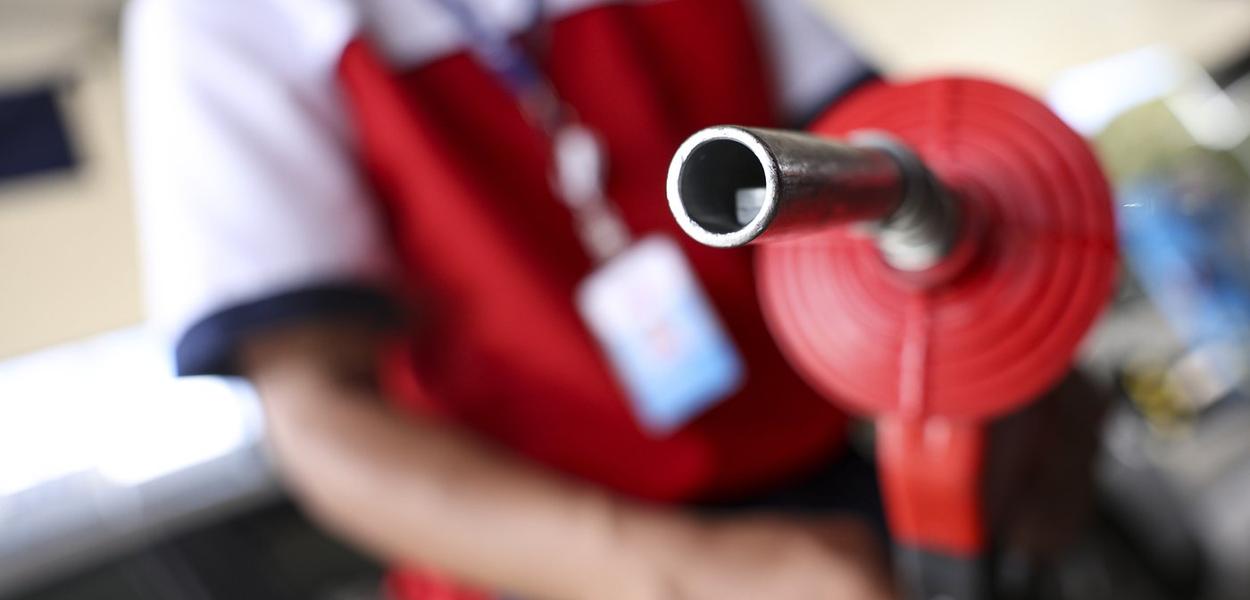 Governo federal propõe subsídio para conter o preço do diesel