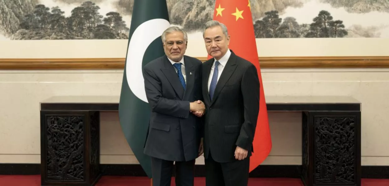 Wang Yi e Ishaq Dar