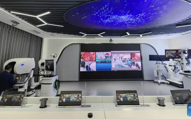 Um médico realiza uma operação remota no centro internacional de cirurgia robótica remota do Hospital West China da Universidade de Sichuan, em Chengdu, província de Sichuan, no sudoeste da China, em 20 de março de 2026