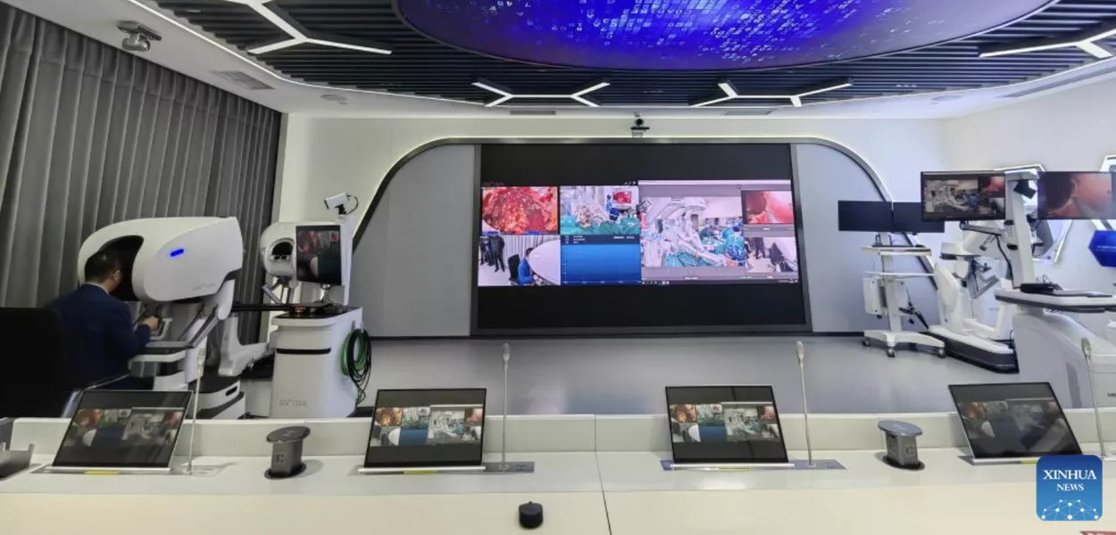 Um médico realiza uma operação remota no centro internacional de cirurgia robótica remota do Hospital West China da Universidade de Sichuan, em Chengdu, província de Sichuan, no sudoeste da China, em 20 de março de 2026