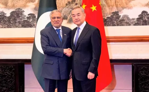 Mohammad Ishaq Dar, vice-chanceler do Pquistão e  Wang Yi, chanceler chinês