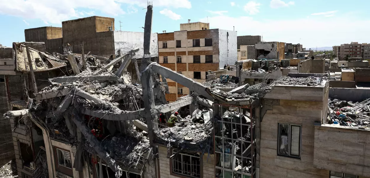 Vista de um edifício residencial danificado por um ataque, em meio ao conflito entre EUA e Israel contra o Irã, em Teerã, Irã, em 27 de março de 2026