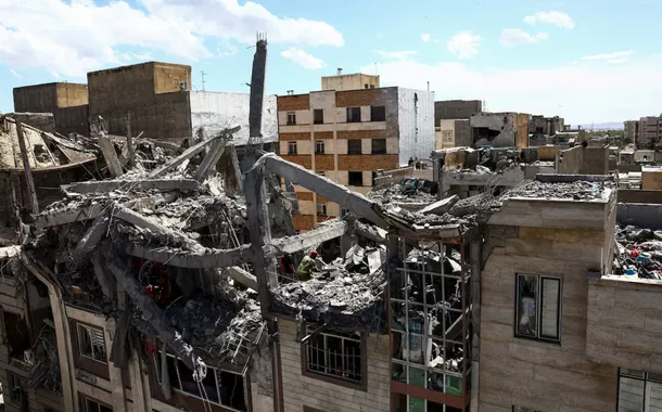 Vista de um edifício residencial danificado por um ataque, em meio ao conflito entre EUA e Israel contra o Irã, em Teerã, Irã, em 27 de março de 2026