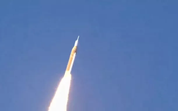 Nasa inicia missão Artemis II rumo à órbita lunar após mais de 50 anos