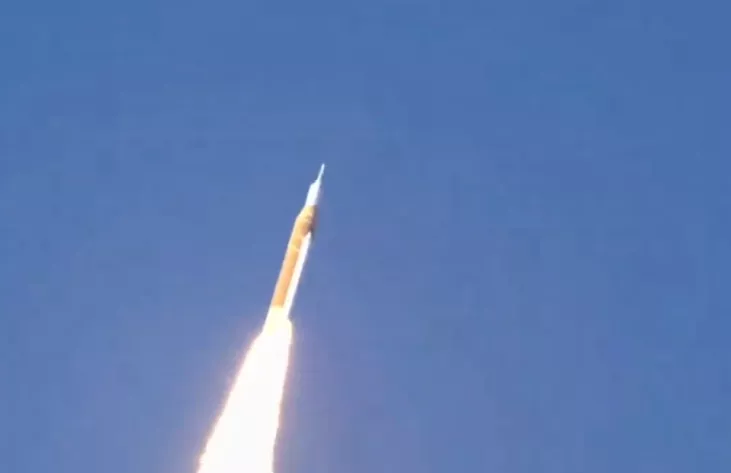 Nasa inicia missão Artemis II rumo à órbita lunar após mais de 50 anos