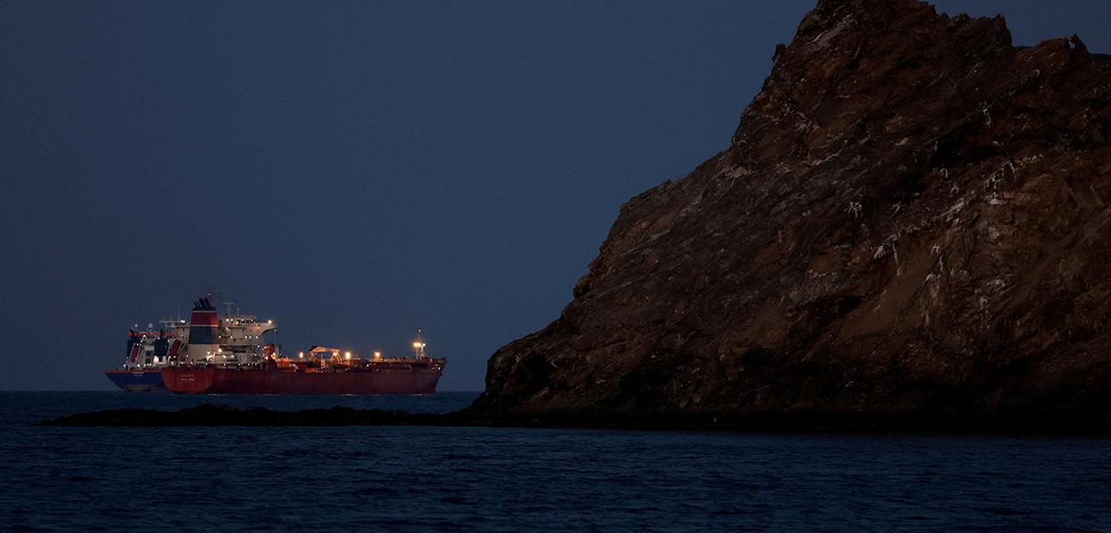 Irã libera navios de Omã, Japão e França para cruzar o Estreito de Ormuz