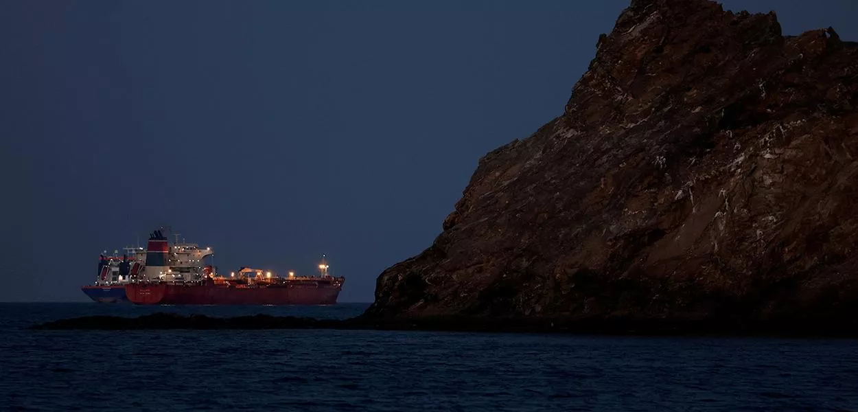 Petroleiro Callisto fica ancorado com o tráfego reduzido no Estreito de Ormuz, em meio ao conflito entre EUA e Israel com o Irã, em Mascate, Omã