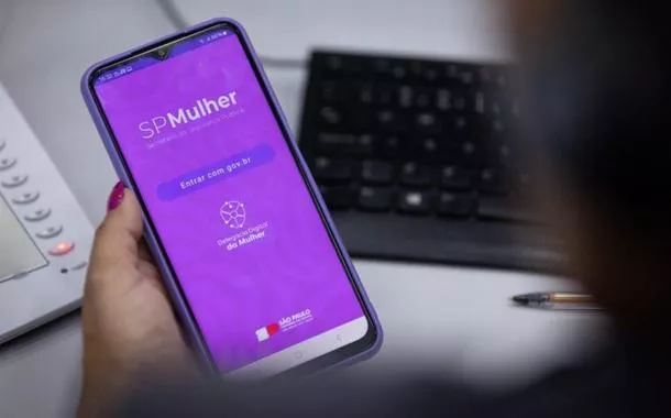 Tela de telefone celular exibe aplicativo SP Mulher Segura