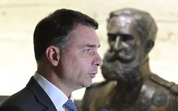 Flávio Bolsonaro aprovou apenas um projeto em sete anos no Congresso